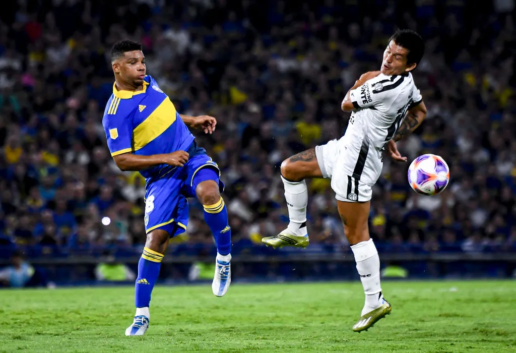 Luis Miguel Rodríguez enfrentando a Boca. (Foto: Getty)