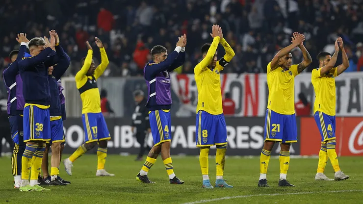 Los futbolistas de Boca saludan a su hinchada tras la victoria en Chile.