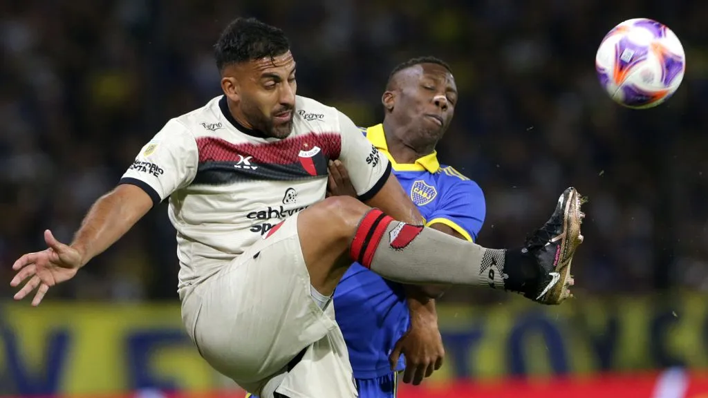 Ábila enfrentando a Boca, uno de sus anteriores equipos. (Foto: Getty)