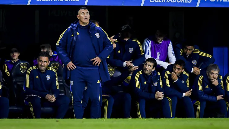 Los jugadores de Boca, concentrados tras el triunfo por decisión de Almirón