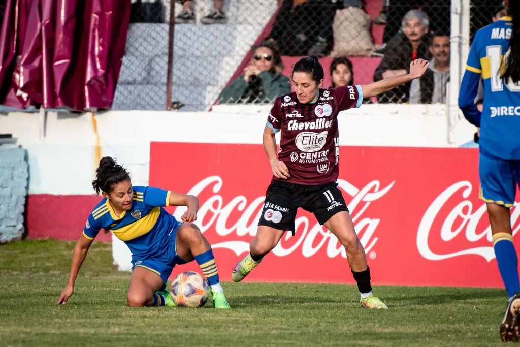 Robándole la pelota a su amiga Romina Núñez. PRENSA UAI.