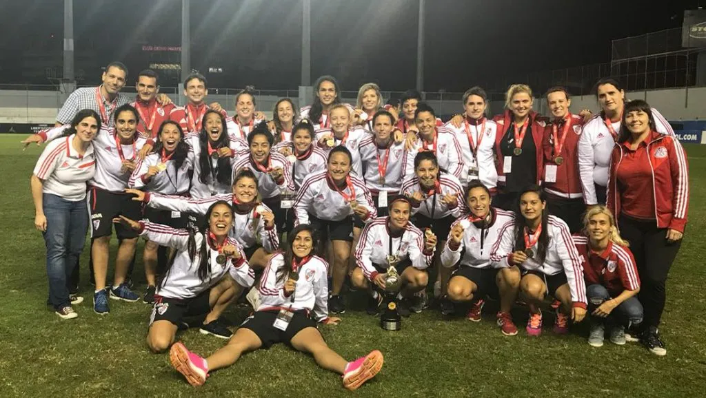 River con la medalla de bronce en la Libertadores 2017. Justina, en el medio. RIVER OFICIAL.