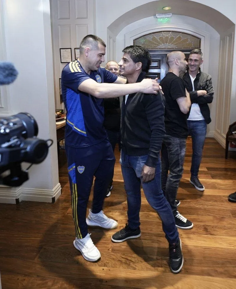 El abrazo entre Riquelme e Ibarra.