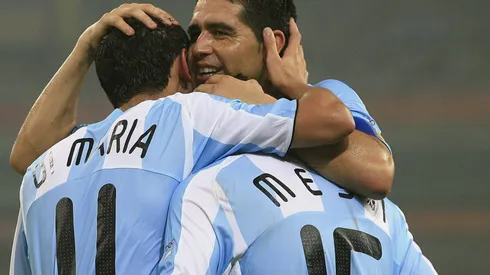 Juan Román Riquelme abrazado a Ángel Di María y Lionel Messi, invitados estelares para su despedida.