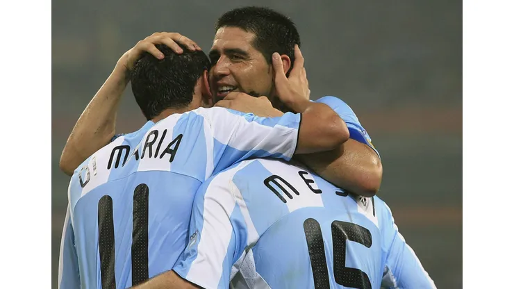 Juan Román Riquelme abrazado a Ángel Di María y Lionel Messi, invitados estelares para su despedida.
