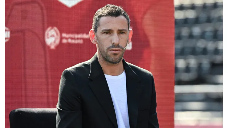 Maxi Rodríguez se despide del fútbol en un partido repleto de figuras.