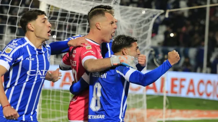 Todo Godoy Cruz celebrando el primero de tantos goles.