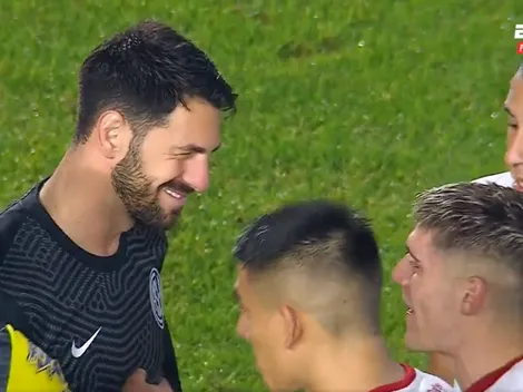 VIDEO | ¡Hasta le tiró agua! Batalla le hizo una de Dibu Martínez a Rollheiser y le atajó un penal decisivo