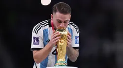 Alexis Mac Allister con la Copa del Mundo.