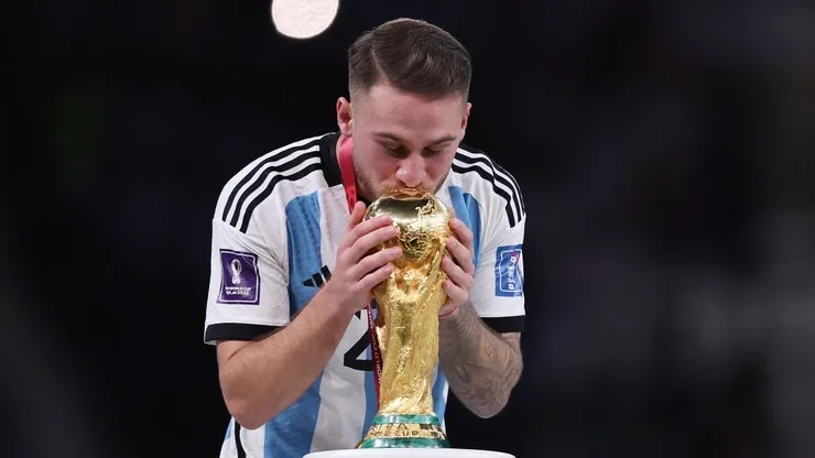 Alexis Mac Allister con la Copa del Mundo.