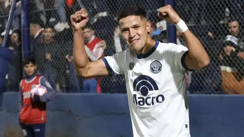 Alex Arce celebrando un gol en Independiente Rivadavia.