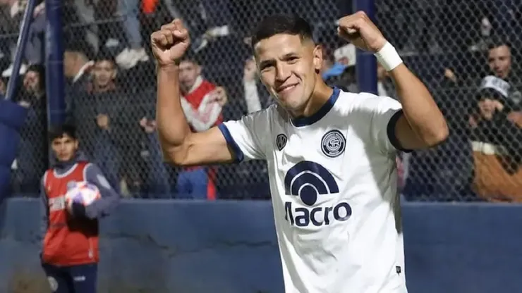 Alex Arce celebrando un gol en Independiente Rivadavia.