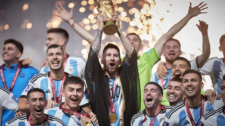 Guido Rodríguez celebrando junto a sus compañeros en Qatar.