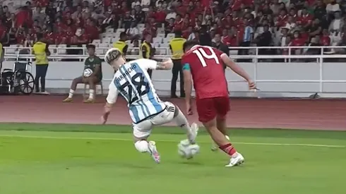 VIDEO | La CRIMINAL patada de Garnacho ante Indonesia que para el árbitro no fue ni amarilla