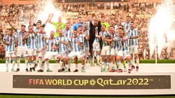 Argentina levantando la Copa del Mundo de Qatar 2022.