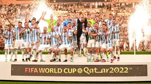 Argentina levantando la Copa del Mundo de Qatar 2022.