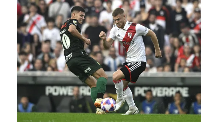 BUENOS AIRES, ARGENTINA - JUNE 3: Lucas Beltrán of River Plate and Rodrigo Bogarin of Defensa y Justicia compete for the ball during a match between River Plater and Defensa y Justicia as part of Liga Profesional 2023 at Estadio Mas Monumental Antonio Vespucio Liberti on June 3, 2023 in Buenos Aires, Argentina. The match was suspended at 25 minutes of play after a fan died after falling down from the Sivori High stands. (Photo by Diego Haliasz/Getty Images)