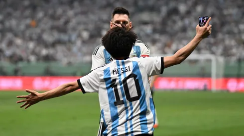 ¿Qué está tramando? El fan chino que abrazó a Messi avisó que va a redoblar la apuesta