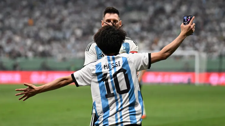 ¿Qué está tramando? El fan chino que abrazó a Messi avisó que va a redoblar la apuesta