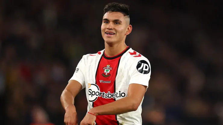 Carlos Alcaraz con la camiseta de Southampton.