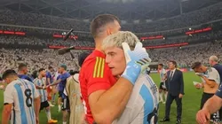 El blooper de Dibu Martínez al felicitar a Garnacho por su debut en la Selección