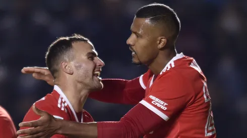 Salomón Rondón festejando su gol ante Banfield.
