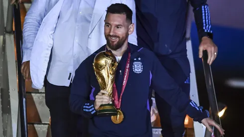 Messi con el trofeo del Mundial de Qatar.