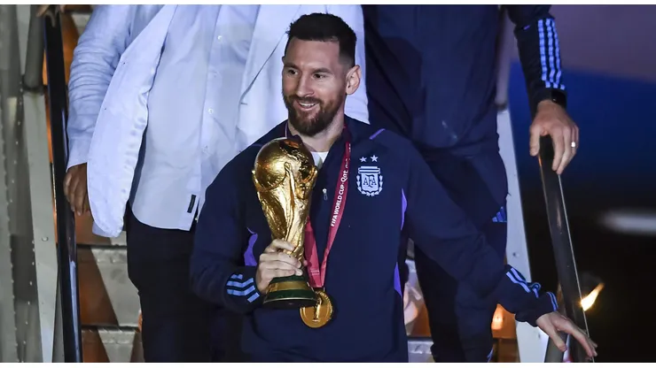 Messi con el trofeo del Mundial de Qatar.