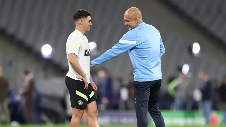 ISTANBUL, TURKEY - JUNE 09: Pep Guardiola, Manager of Manchester City, talks to Julian Alvarez of Manchester City during the Manchester City Training Session ahead of the UEFA Champions League 2022/23 final on June 09, 2023 in Istanbul, Turkey. (Photo by Catherine Ivill/Getty Images)