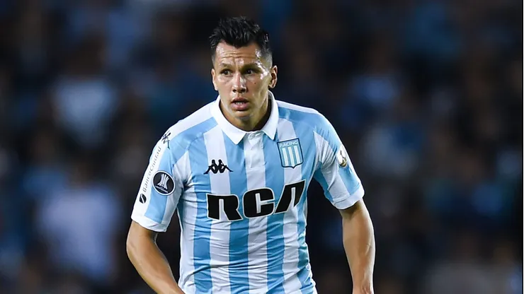 BUENOS AIRES, ARGENTINA - MAY 03: Leonardo Sigali of Racing Club drives the ball during a group stage match between Racing Club and Universidad de Chile as part of Copa CONMEBOL Libertadores 2018 at Presidente Peron Stadium on May 3, 2018 in Buenos Aires, Argentina. (Photo by Marcelo Endelli/Getty Images)
