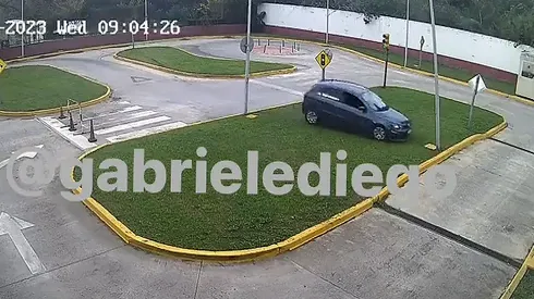 [VIDEO] Rendía examen de manejo, CHOCÓ y VOLCÓ