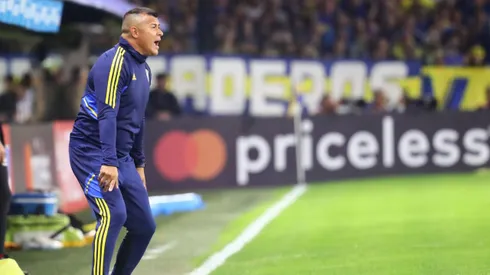 Almirón dando indicaciones frente a Colo Colo.