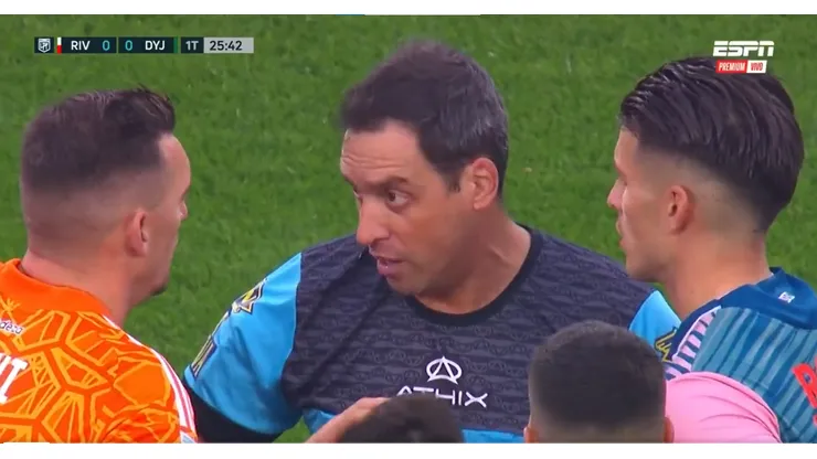 VIDEO | Así fue el momento de la suspensión de River - Defensa por la caída de un hincha
