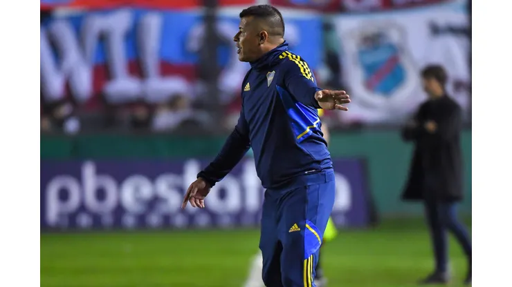 Sorprende Almirón: el DT confirmó el XI de Boca para enfrentar a Colo Colo