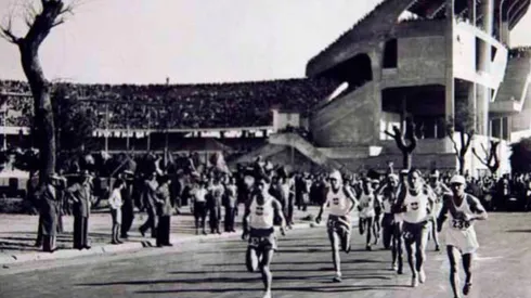 El Monumental en los Panamericanos 1951, sin la tribuna que hoy se llama Sívori: Delfo Cabrera, campeón olímpico tres años atrás, encabeza la salida del maratón por la Avenida Udaondo y será el gran ganador