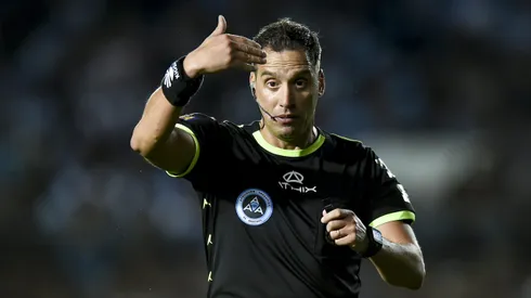 AVELLANEDA, ARGENTINA - AUGUST 14: Referee Fernando Rapallini gestures during a Liga Profesional 2022 match between Racing Club and Boca Juniors at Presidente Peron Stadium on August 14, 2022 in Avellaneda, Argentina. (Photo by Marcelo Endelli/Getty Images)