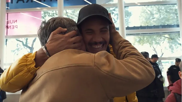 El abrazo entre Cavani y la leyenda de Boca