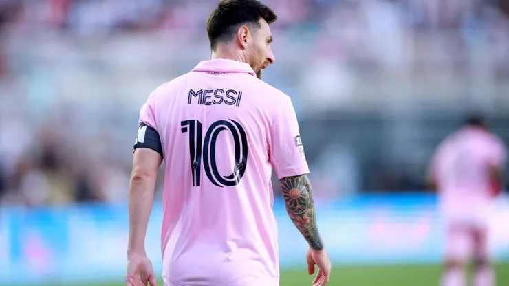 FORT LAUDERDALE, FLORIDA - JULY 25: Lionel Messi #10 of Inter Miami CF looks on in the first half during the Leagues Cup 2023 match between Inter Miami CF and Atlanta United at DRV PNK Stadium on July 25, 2023 in Fort Lauderdale, Florida. (Photo by Hector Vivas/Getty Images)