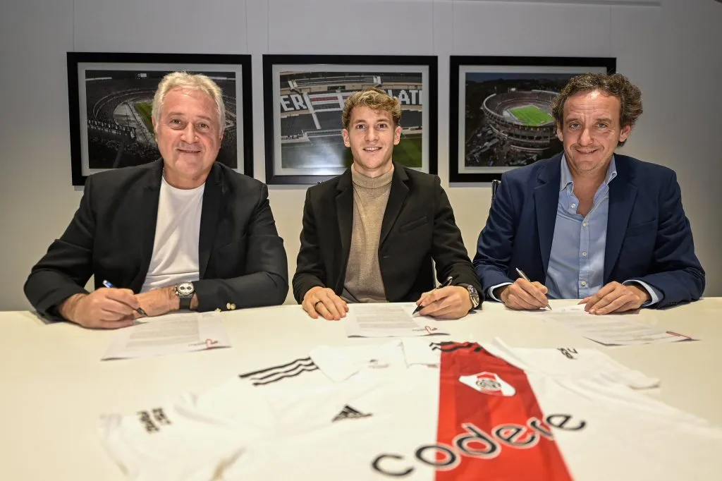Facundo Colidio firmando su contrato con el Millonario. (Foto: Prensa River)