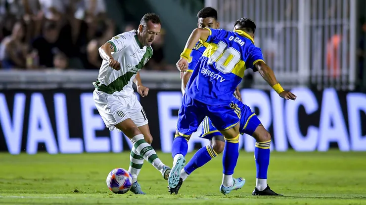 Brahian Alemán enfrentando a Boca.