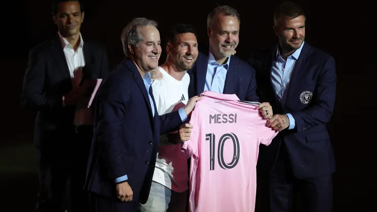 FORT LAUDERDALE, FLORIDA - JULY 16: (L-R) Managing Owner Jorge Mas, Lionel Messi, Co-Owner Jose Mas, and Co-Owner David Beckham pose during "The Unveil" introducing Lionel Messi hosted by Inter Miami CF at DRV PNK Stadium on July 16, 2023 in Fort Lauderdale, Florida. (Photo by Megan Briggs/Getty Images)
