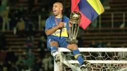 Mauricio Serna con la Copa Intercontinental que los juveniles de Boca buscarán levantar en este 2023.