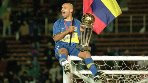 Mauricio Serna con la Copa Intercontinental que los juveniles de Boca buscarán levantar en este 2023.