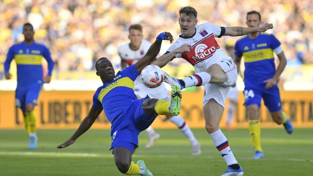 Facundo Colidio enfrentando a Boca. (Foto: Getty)