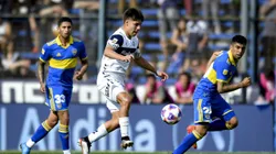 LA PLATA, ARGENTINA - OCTOBER 20: Benjamin Dominguez of Gimnasia y Esgrima La Plata drives the ball during a match between Gimnasia y Esgrima La Plata and Boca Juniors as part of Liga Profesional 2022 at Estadio Juan Carlos Zerillo on October 20, 2022 in La Plata, Argentina. The match is held after being suspended on October 06 at 9 minutes of play due to serious clashes between police and supporters originated outside of the stadium. (Photo by Marcelo Endelli/Getty Images)