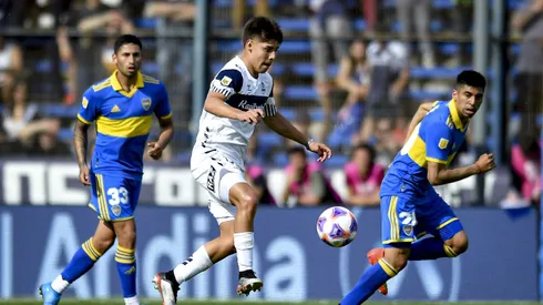 LA PLATA, ARGENTINA – OCTOBER 20: Benjamin Dominguez of Gimnasia y Esgrima La Plata drives the ball during a match between Gimnasia y Esgrima La Plata and Boca Juniors as part of Liga Profesional 2022 at Estadio Juan Carlos Zerillo on October 20, 2022 in La Plata, Argentina. The match is held after being suspended on October 06 at 9 minutes of play due to serious clashes between police and supporters originated outside of the stadium. (Photo by Marcelo Endelli/Getty Images)
