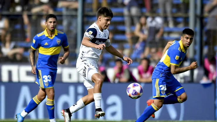 LA PLATA, ARGENTINA - OCTOBER 20: Benjamin Dominguez of Gimnasia y Esgrima La Plata drives the ball during a match between Gimnasia y Esgrima La Plata and Boca Juniors as part of Liga Profesional 2022 at Estadio Juan Carlos Zerillo on October 20, 2022 in La Plata, Argentina. The match is held after being suspended on October 06 at 9 minutes of play due to serious clashes between police and supporters originated outside of the stadium. (Photo by Marcelo Endelli/Getty Images)