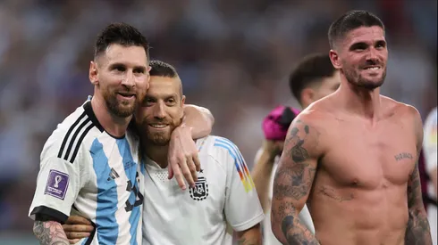 Papu Gómez y Messi durante el Mundial de Qatar.