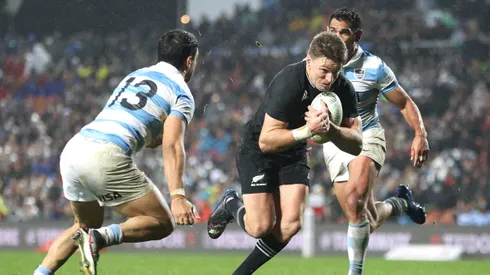 HAMILTON, NEW ZEALAND – SEPTEMBER 03: Beauden Barrett of the New Zealand All Blacks scores a try during The Rugby Championship match between the New Zealand All Blacks and Argentina Pumas at FMG Stadium Waikato on September 03, 2022 in Hamilton, New Zealand. (Photo by Phil Walter/Getty Images)