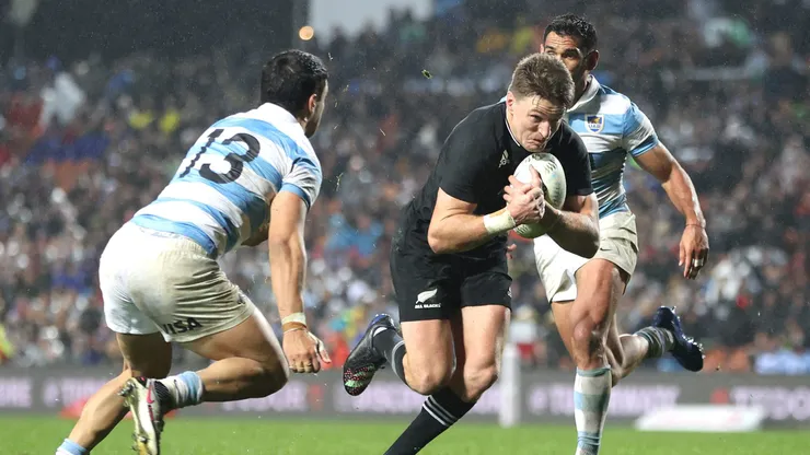 HAMILTON, NEW ZEALAND - SEPTEMBER 03: Beauden Barrett of the New Zealand All Blacks scores a try during The Rugby Championship match between the New Zealand All Blacks and Argentina Pumas at FMG Stadium Waikato on September 03, 2022 in Hamilton, New Zealand. (Photo by Phil Walter/Getty Images)